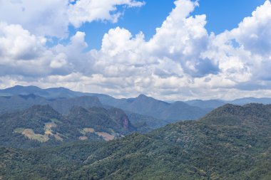 tropikal dağlar üzerinde yüksek açılı görünüş
