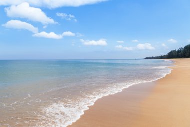 boş tropikal plaj ve mavi beyaz yumuşak dalga 