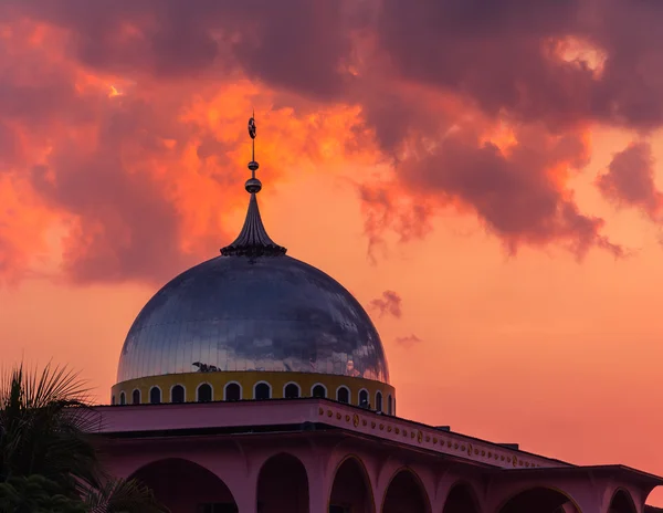 Meczet na tle zachodu słońca — Zdjęcie stockowe