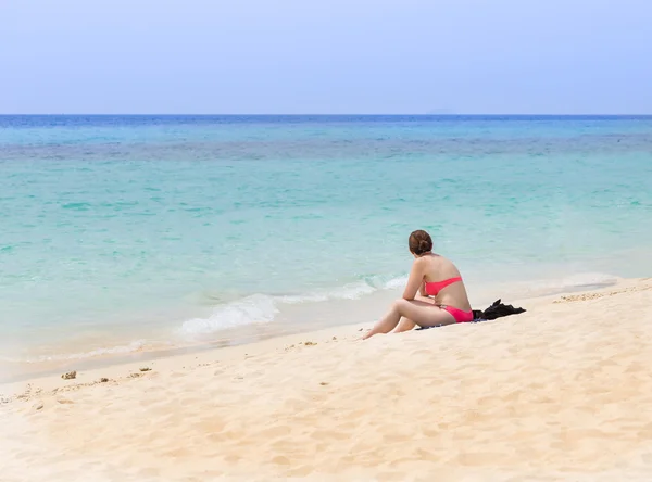 Biquíni mulher sentado relaxar na praia — Fotografia de Stock