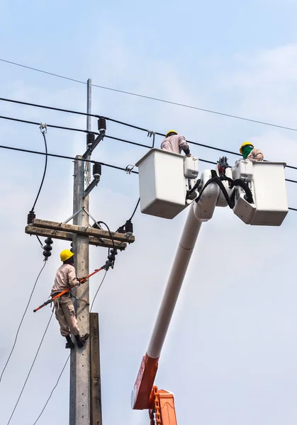 Electricistas reparando el cable de la línea eléctrica — Foto de Stock