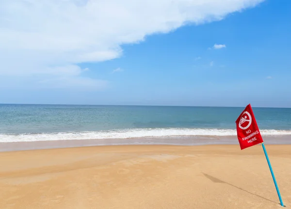 Avviso bandiera rossa nessun segno di nuoto sulla spiaggia — Foto Stock