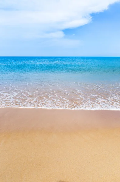 빈 열 대 해변과 푸른 바다에 흰 부드러운 웨이브 — 스톡 사진