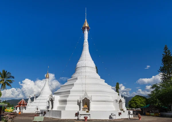 White pagoda in wat prathat doi kong mu, mae hong son, Thailand — Stock Photo, Image