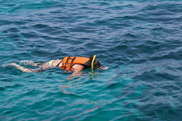 Giovane donna che fa snorkeling nel mare tropicale andaman — Foto Stock