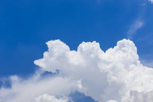 Abstraktní bílé mraky na modré obloze — Stock fotografie