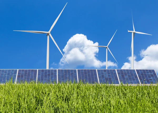 Mavi gökyüzü arka plan ile elektrik üreten güneş fotovoltaik panel ve rüzgar türbinleri 