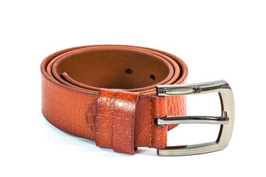 Kahverengi deri kemer beyaz arkaplanda