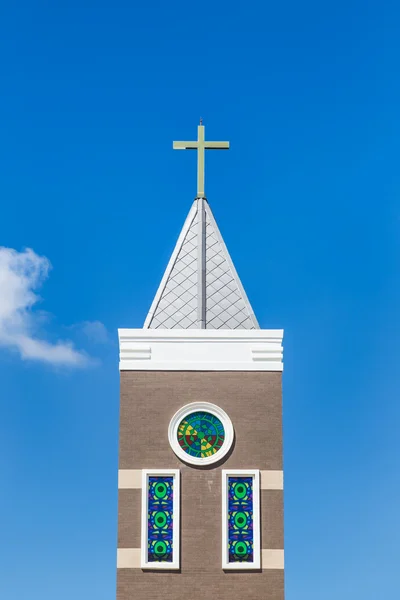 天主教教会在蓝色天空背景 — 图库照片