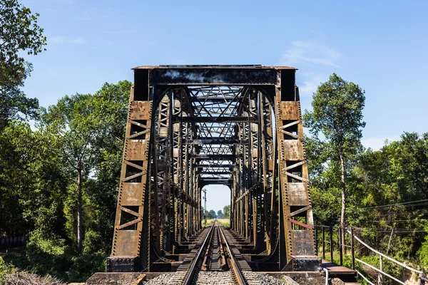 Puente de tren de acero viejo —  Fotos de Stock