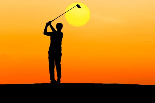 Silhouette golfspelare slår golf — Stockfoto