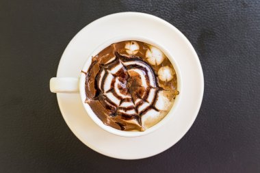 Beyaz fincan kahve karamel