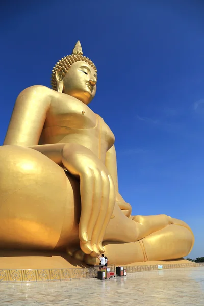 La estatua dorada más grande de buddha sobre fondo azul del cielo — Foto de Stock