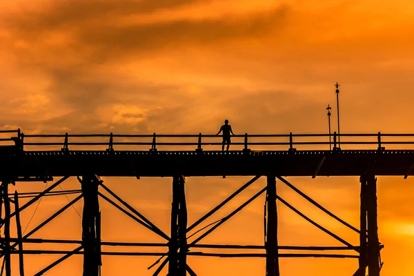 Під час заходу сонця сутінки на найдовший дерев'яний міст — стокове фото