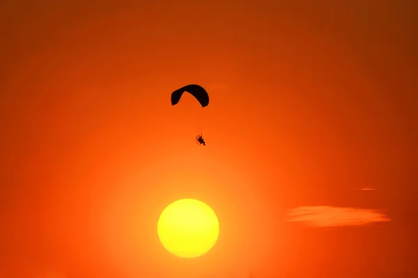 滑翔伞飞行日落 — 图库照片