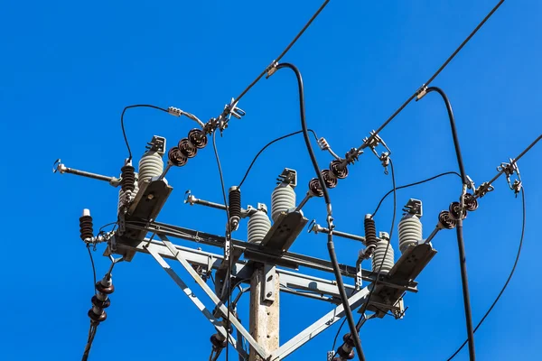 Electricidad poste en el cielo — Foto de Stock