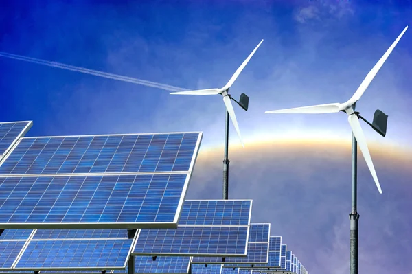 Painéis solares e turbinas eólicas — Fotografia de Stock