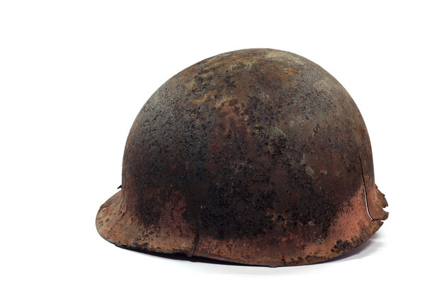 Старый ржавый солдатский шлем
