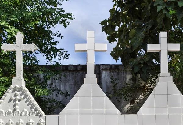 基督教在墓碑上的白色十字架 — 图库照片