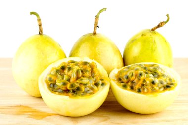 Tutku meyvesi beyaz arkaplanda izole