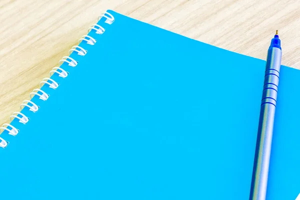 ペン青とブランク青の本空カバー本スパイラル文房具学校用品教育ビジネスアイデアブックカバーデザインノートパッドメモ木製の背景 — ストック写真