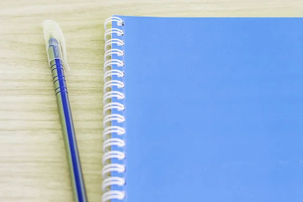 Bolígrafo Azul Azul Blanco Libro Portada Vacía Espiral Papelería Útiles —  Fotos de Stock
