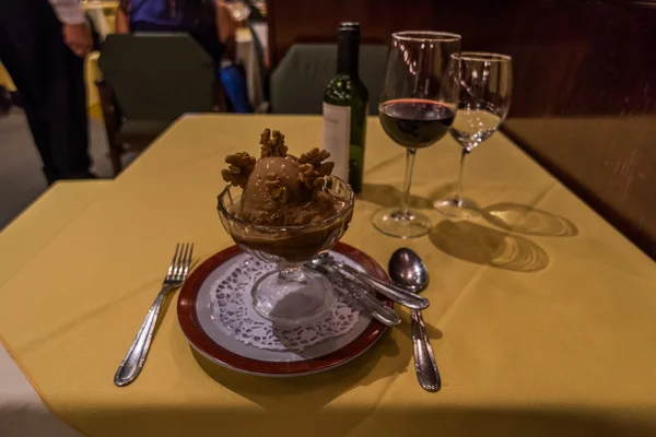 Dondurma ve ceviz restoranda şarap ile — Stok fotoğraf