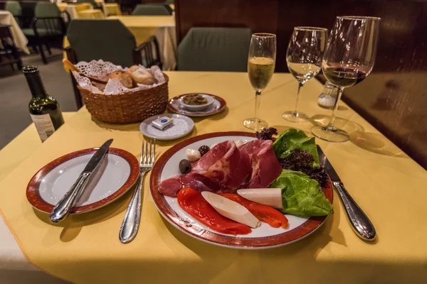 Teller mit Antepasto auf dem Tisch im Restaurant — Stockfoto