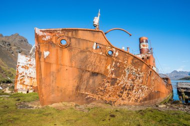 İki paslı eski whalers yanında karaya dock