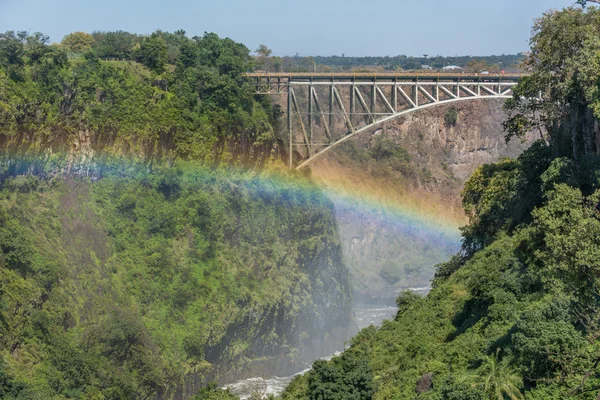 Μεγέθυνση της Victoria Falls γέφυρα πάνω από το ουράνιο τόξο — Φωτογραφία Αρχείου
