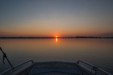 Gün batımı tekne yayından Nehri üzerinde