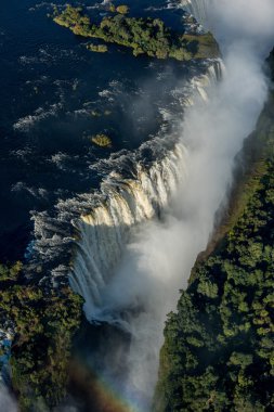 Victoria Falls tarafından gökkuşağının havadan görünümü