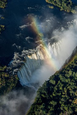 Victoria Falls geçiş gökkuşağının havadan görünümü
