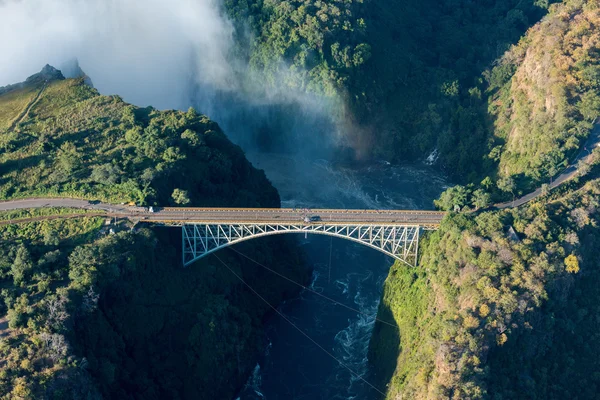 Victoria Falls bridge med spray i bakgrunden — Stockfoto