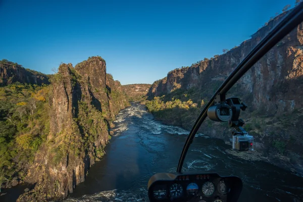 Güneşli gorge helikopter havadan görünümü — Stok fotoğraf