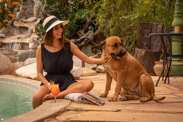 Brunette Hat Pool Strokes Dog — Stock Photo, Image