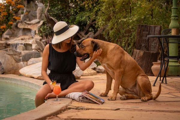 Morena Chapéu Por Piscina Com Cão — Fotografia de Stock