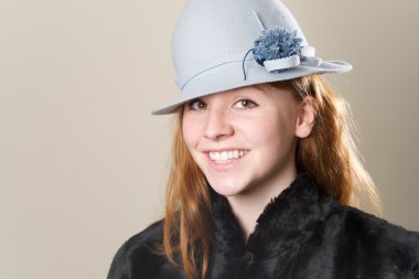 Kızıl saçlı mavi şapka mutlu Close-Up