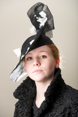 Kızıl siyah beyaz hasır şapkalı