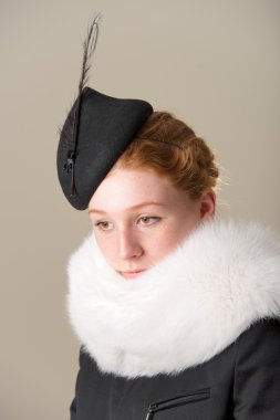 Şapka ve aşağı bakıyor kürk redhead