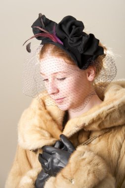 Aşağı bakıyor peçe ile şapka redhead