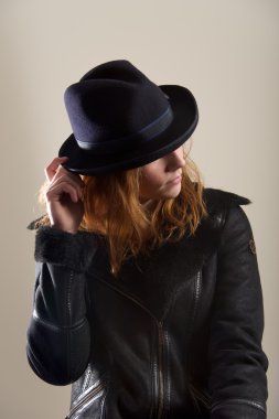 Kızıl saçlı mavi keçe şapka ağzına kadar dokunaklı