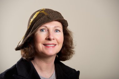 Siyah ve kahverengi şapkalı gülümseyen esmer