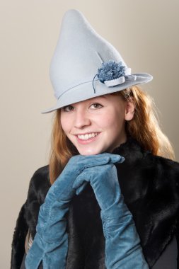 Mavi süet ile gülümseyen redhead eldivenli elleri