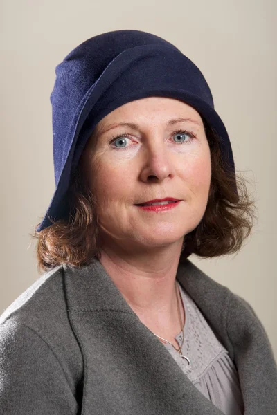 Bruneta v modré cloche klobouk a vesta — Stock fotografie
