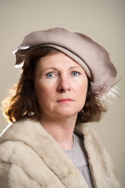 Brunette in taupe hat and fur stole — Stock Photo, Image