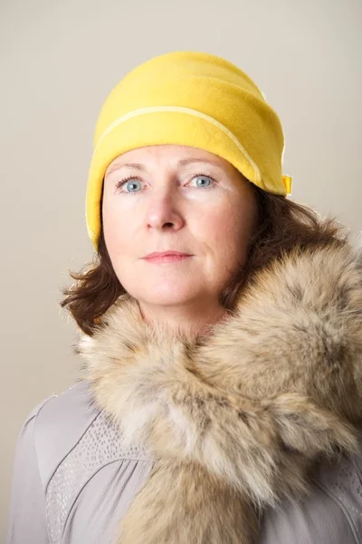 Brunett i gula cloche hatt och päls — Stockfoto