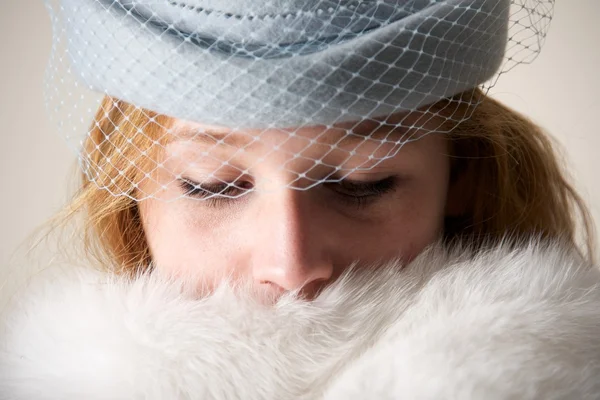 Närbild av redhead i blå beslöjade hatt — Stockfoto