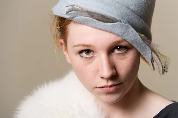 Close-up of redhead in hat looking up — Stock Photo, Image