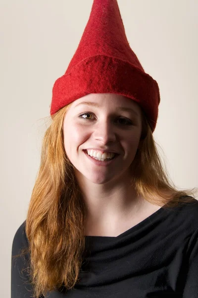 Gros plan de rousse souriante en chapeau rouge — Photo